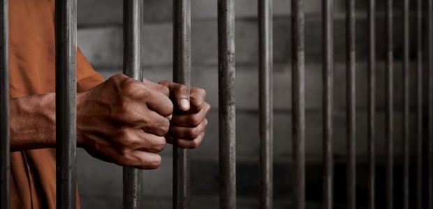 45χρονος απειλεί τη γυναίκα του μέσα από τη φυλακή