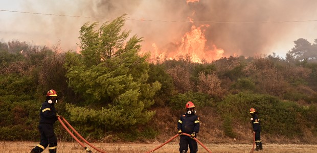 Φωτιά στην Αττική: Ανεξέλεγκτος ο πύρινος εφιάλτης 