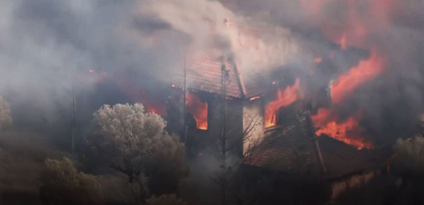 Ένας νεκρός στην Κερατέα από τη μεγάλη φωτιά