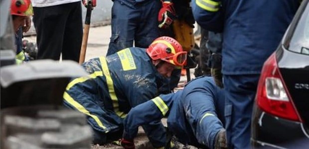 Ανασύρθηκε ζωντανός ο άνδρας που έπεσε στο φρεάτιο