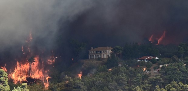 Μάχη με τις φλόγες σε Βαρνάβα, Μέγαρα και 112 για εκκενώσεις