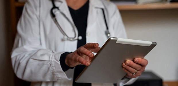 Γιατρός στο εδώλιο για θάνατο ασθενούς στην πανδημία