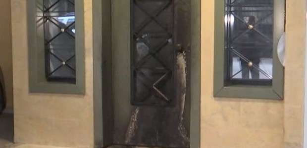 Γκαζάκια στην είσοδο πολυκατοικίας που μένει ο Χαρακόπουλος 