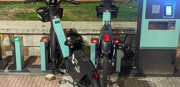 Βανδαλισμοί χωρίς τέλος στα δημοτικά ηλεκτρικά ποδήλατα 