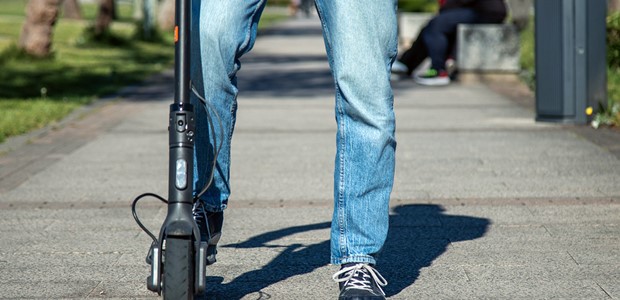 Στην εντατική 43χρονος μετά από πτώση με ηλεκτρικό πατίνι