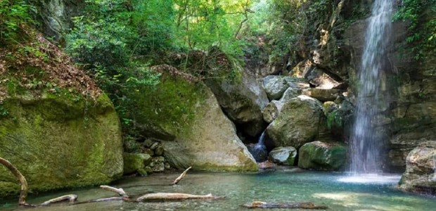 Ακρίβεια και εισοδήματα «ψαλιδίζουν» τις διακοπές