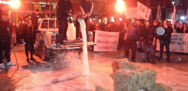 Πέταξαν γάλα και άχυρα στην κεντρική πλατεία της Καρδίτσας
