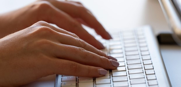 Άνοιξε η πλατφόρμα για το voucher των 750 ευρώ