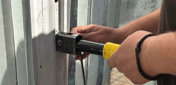 Την κλείδωσε μέσα στο μαγαζί και έφυγε…για δουλειές