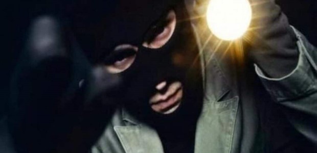 Μπήκαν σε σπίτι και άρπαξαν χρήματα και τραπεζικές κάρτες 