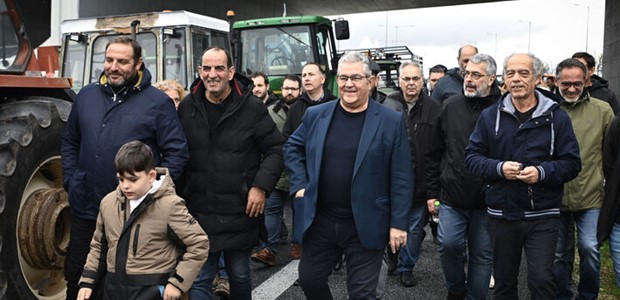 Στο αγροτικό μπλόκο της Νίκαιας ο Κουτσούμπας