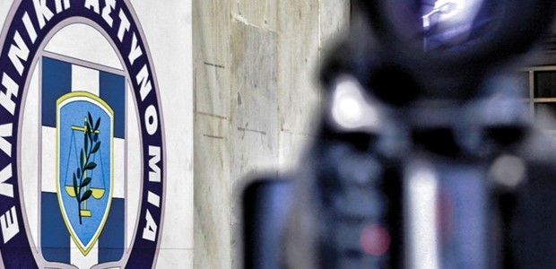 Έκρυβε σε κρύπτη στον τοίχο σπιτιού όπλα και χειρόγραφα