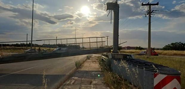 Φορτηγό ξήλωσε εναέρια πινακίδα σήμανσης και έπεσε σε μάντρα