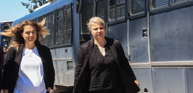 «Η κόρη μου πέθανε αβοήθητη μέσα σε ένα βαγόνι»