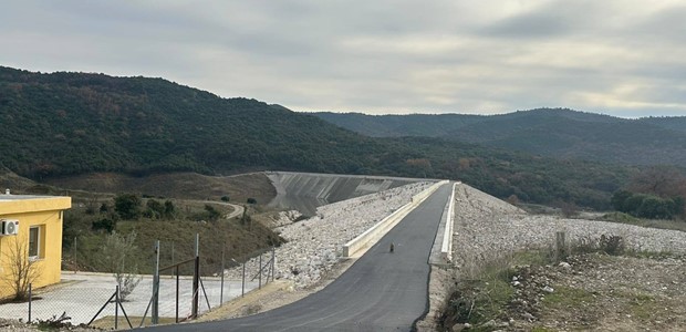 Άσφαλτος στη στέψη του φράγματος Ληθαίου