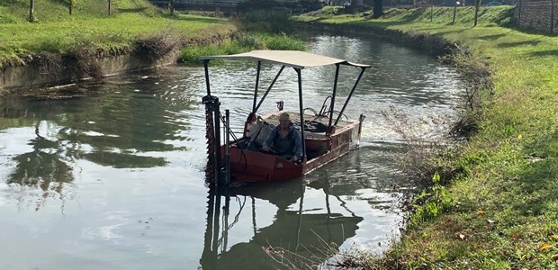 Με βάρκα και προσωπικό ο καθαρισμός του Ληθαίου 