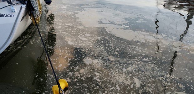 Λύματα στο λιμάνι του Βόλου και αφόρητη δυσοσμία