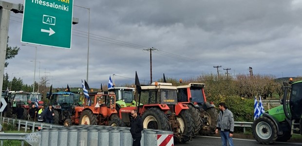 Έστησαν μπλόκο στον κόμβο Μικροθηβών