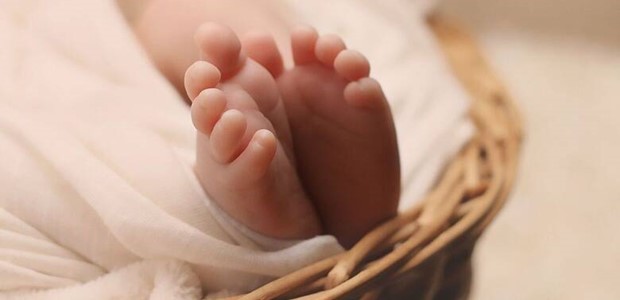 Γέννησε η πρώτη γυναίκα μετά από μεταμόσχευση ωοθηκών