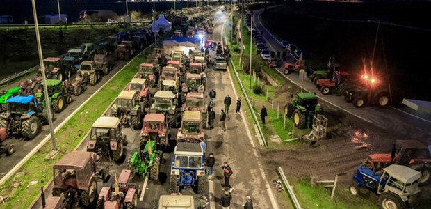 Οι αγρότες απέκλεισαν συμβολικά τους παραδρόμους
