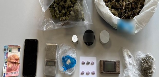 Χειροπέδες για κάνναβη, κοκαΐνη και χάπια έκσταση