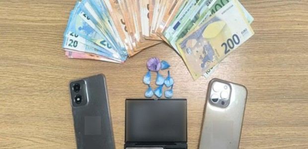 Xειροπέδες για κατοχή κοκαΐνης