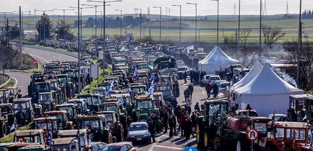 Oι αγρότες αποχωρούν από το μπλόκο της Νίκαιας