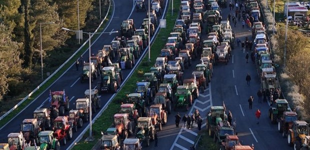 Προβληματισμός στα μπλόκα για την πρόσκληση Μητσοτάκη