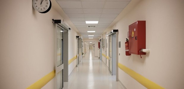 Υπέστη δύο ανακοπές και χειρουργήθηκε στο κεφάλι η 18χρονη