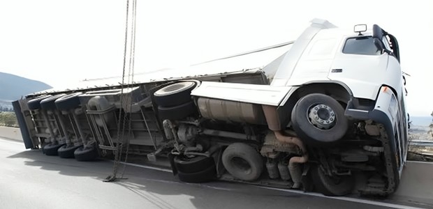 Τροχαίο με ανατροπή φορτηγού στην Αμπελιά Φαρσάλων