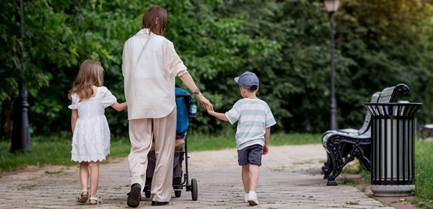 Σχεδόν διπλάσιοι ηλικιωμένοι από ό,τι παιδιά στην Ελλάδα