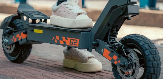 Φωτιά σε αποθήκη με ηλεκτρικά πατίνια στον Βόλο