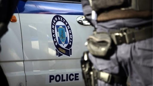 Χειροπέδες σε δύο άτομα που εξαπάτησαν ηλικιωμένη 