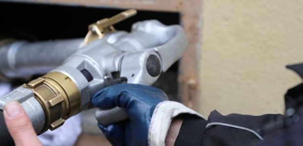 “Ξεφουσκώνουν” οι τιμές των καυσίμων