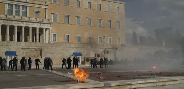 Σύνταγμα: Σοβαρά επεισόδια μεταξύ φοιτητών και αστυνομικών 