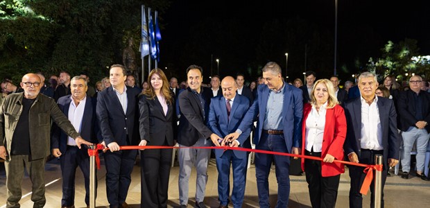 Εγκαινιάστηκε η ανακαινισμένη κεντρική πλατεία Τρικάλων 