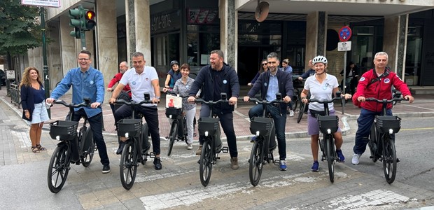 Bόλτα με ηλεκτρικά ποδήλατα στο κέντρο της πόλης