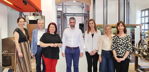 Δημιουργούν βραχιόλι σύμβολο ενότητας και συνεργασίας 