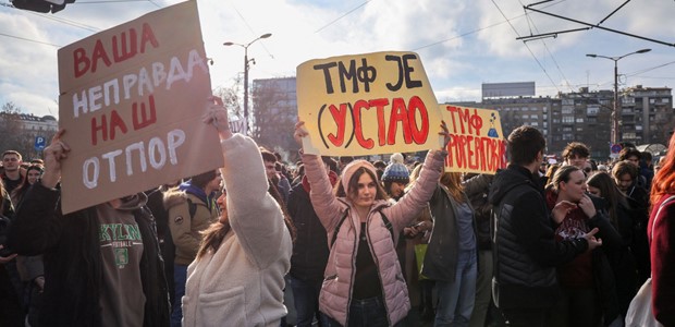 Στους δρόμους χιλιάδες πολίτες κατά του Βούτσιτς