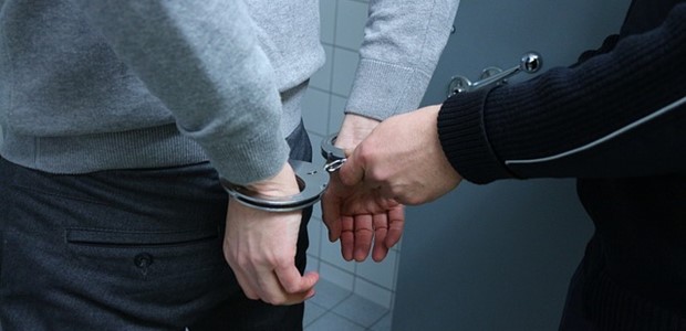 Έκρυβε ναρκωτικά και κροτίδες στα σπίτια του 