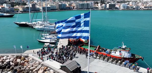 Υψώθηκε τεράστια ελληνική σημαία στο λιμάνι της Χίου (video)