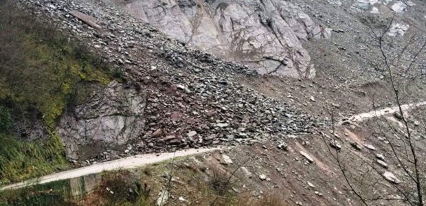 Η κακοκαιρία προκάλεσε κατολίσθηση σε δρόμο στο Ανθηρό 