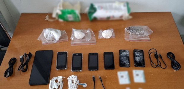 Βρέθηκαν ναρκωτικά, όπλα και κινητά