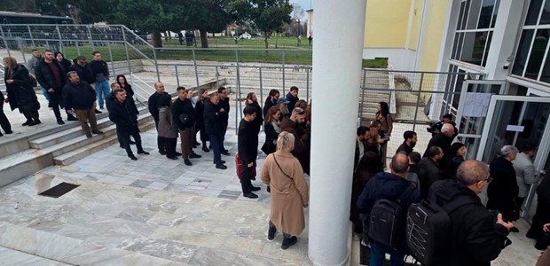 Δίκη Τέμπη: Ένταση μεταξύ συγγενών και κατηγορουμένων