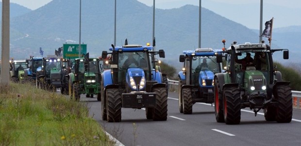 Παραμένουν οι αγρότες και προχωρούν σε κλιμάκωση