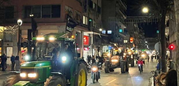 Λάρισα: Στην κεντρική πλατεία με τα τρακτέρ οι αγρότες