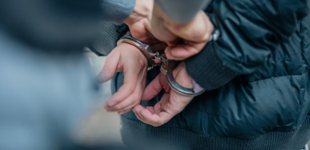 Λάρισα: Xειροπέδες σε 21χρονο για διακίνηση ναρκωτικών
