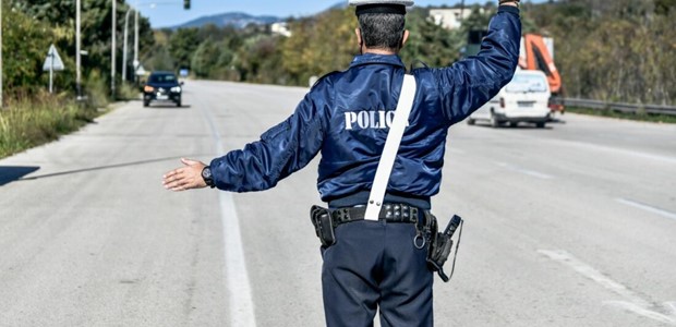 Oδηγούσε (υπηρεσιακό) όχημα ενώ του αφαιρέθηκε το δίπλωμα