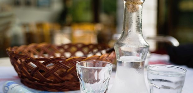 Λουκέτα σε ταβέρνες για χύμα τσίπουρο χωρίς αποδείξεις