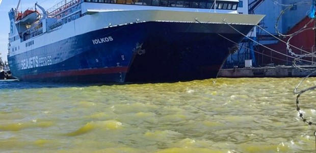 Απίστευτες εικόνες ρύπανσης στο λιμάνι